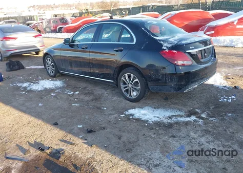 2015 Mercedes-Benz C 300 4Matic z USA, uszkodzony, nr VIN 55SWF4KB0FU007747